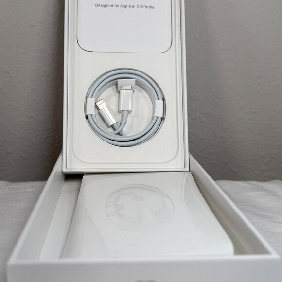 Empty Retail Box: Apple iPhone 14 Pro Max w/ USB-C to Lightning Cable Silver 1TB - Picture 7 of 9